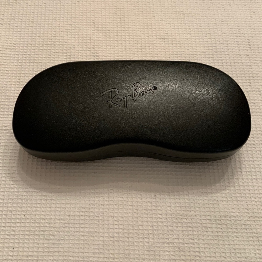 Ray-Ban Black Leather Glasses/Sunglasses Case with Gray lens cloth.‌‌‌‌‌‌